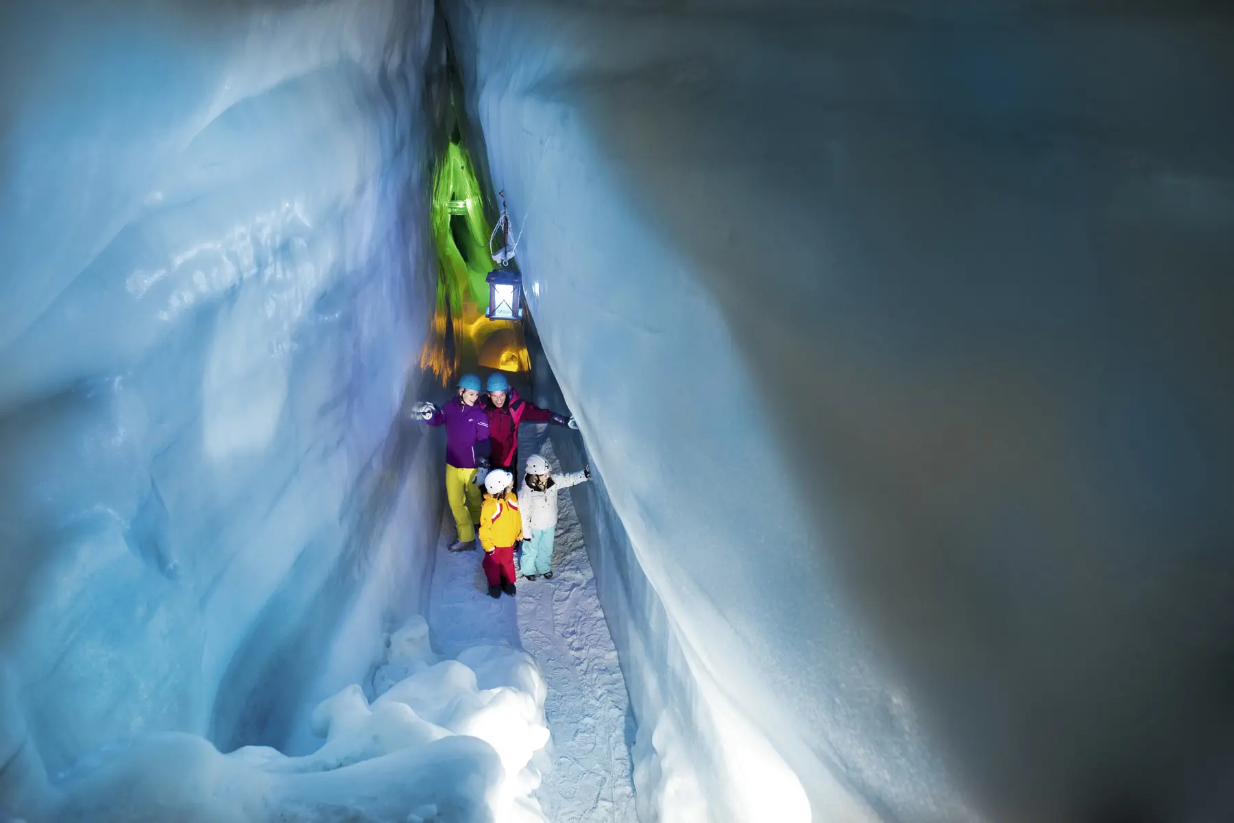 Wandelen door de IJsgrot op de Hintertuxer Gletscher