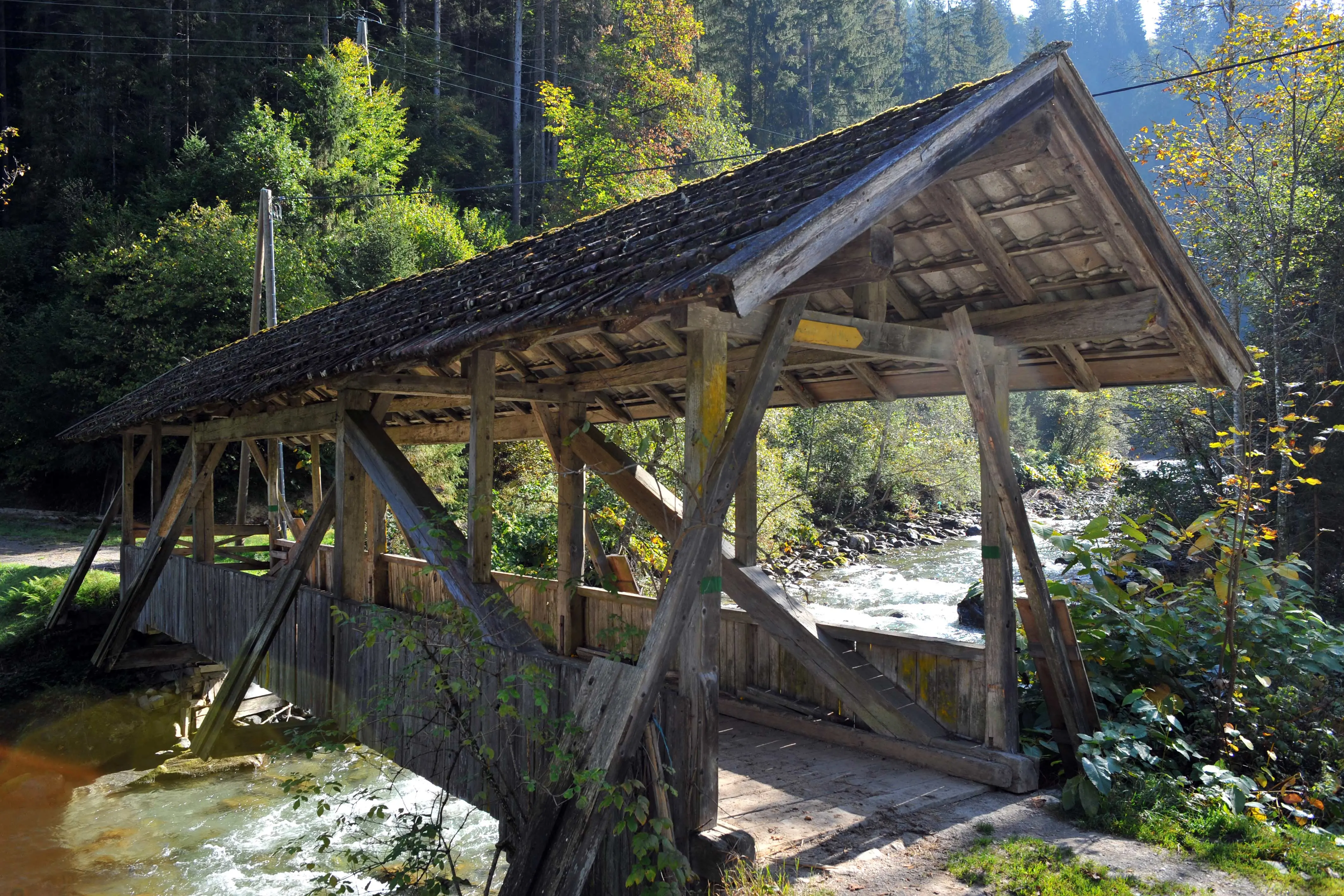 Een oud bruggetje over de rivier in Kelchsau