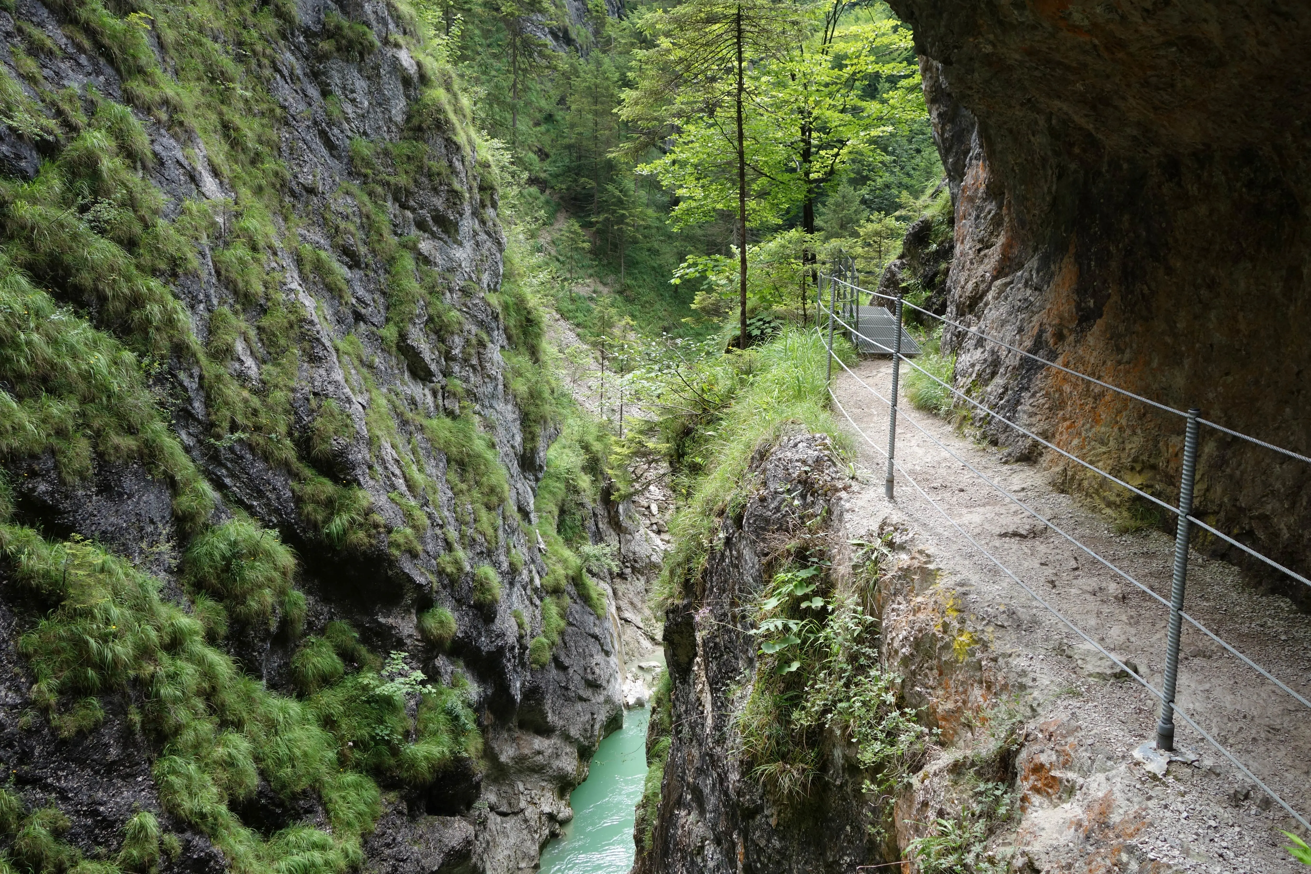 Wandelen door een kloof in het Alpbachtal