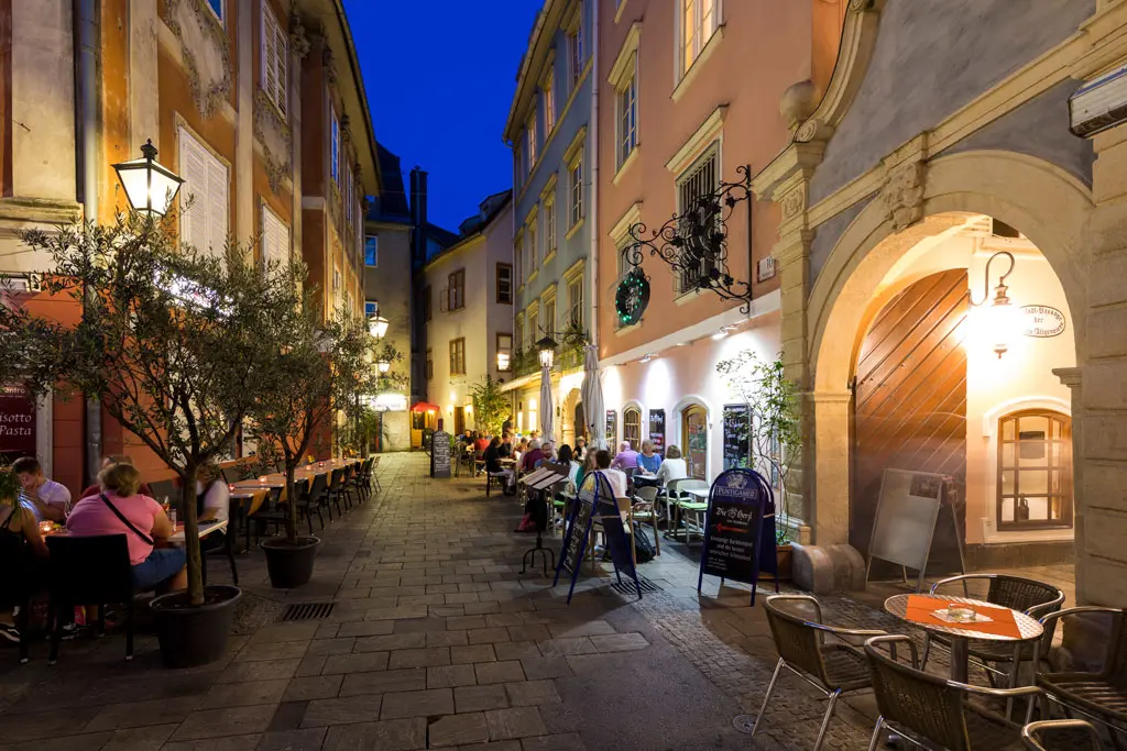 Terrasje in de binnenstad van Graz typisch straatbeeld