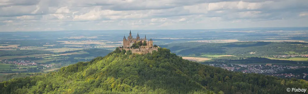 Burg Hohenzollern is een bezienswaardigheid in het Zwarte Woud