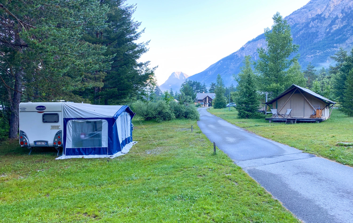 Tent en caravan op kamping in de bergen
