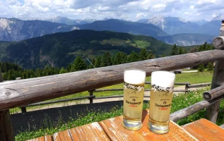 10 besondere Alpen-Getränke, die Wanderer probieren sollten