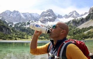 Kann man das Wasser aus einem Bergsee oder -bach trinken?