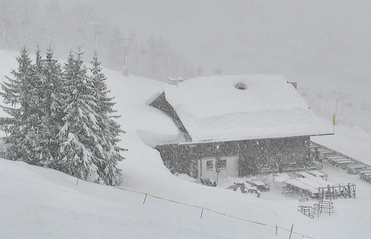 Verse sneeuw bij berghut in Oostenrijk