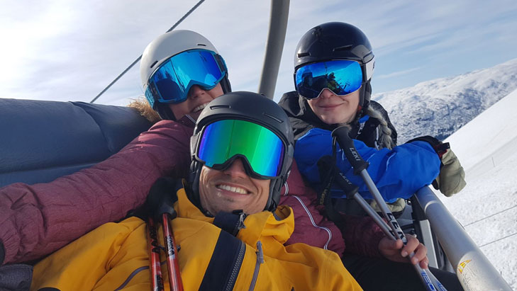 Wintersporters in de skilift