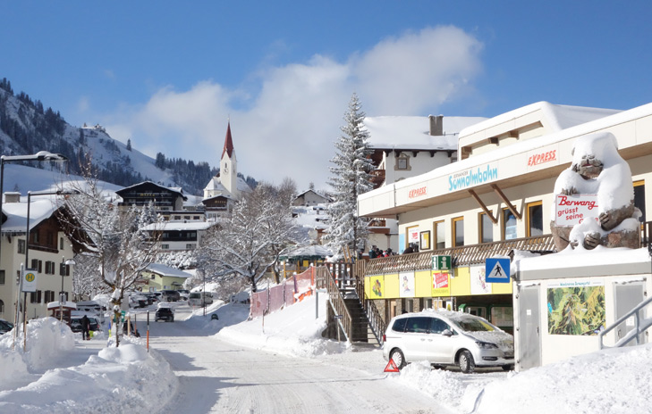 wintersport dorp met verse sneeuw
