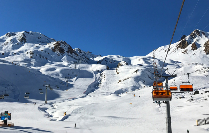 Stoeltjeslift in een zonnig skigebied