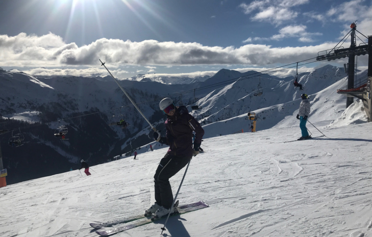 Skiër op de Schattberg met uitzicht