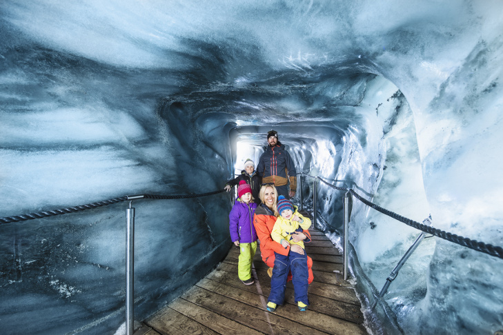 Famille dans la grotte de glace au glacier de Stubai