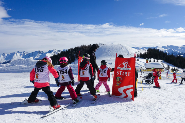 Kinderen op de piste bij de skischool in Serfaus Fiss Ladis