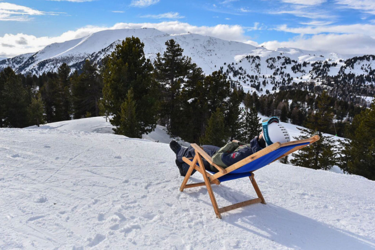 Relaxen in de sneeuw op een ligstoel