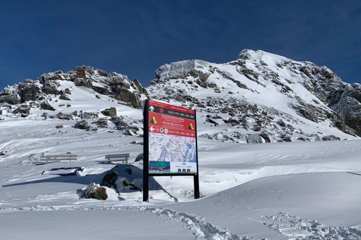 Pistebord in de diepe sneeuw op de berg in Ischgl