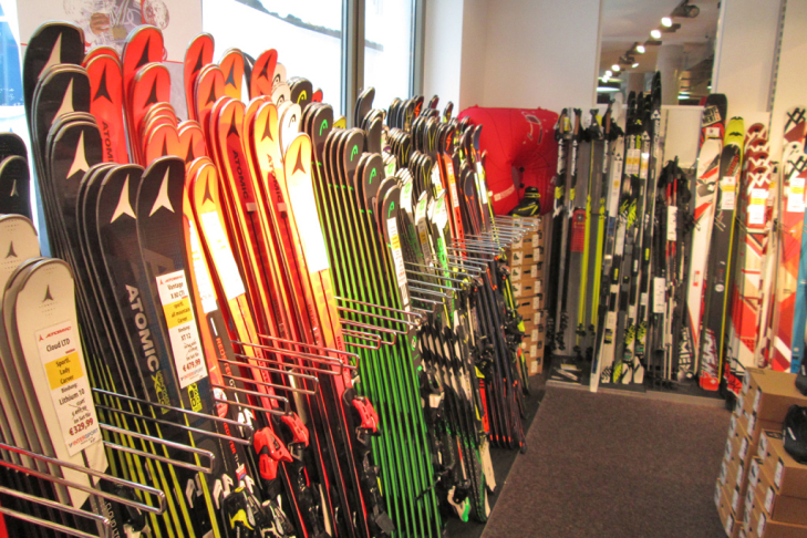 Skis in een skishop