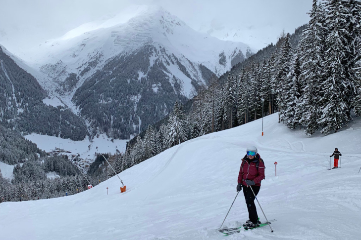 Skiër op de piste in Ischgl