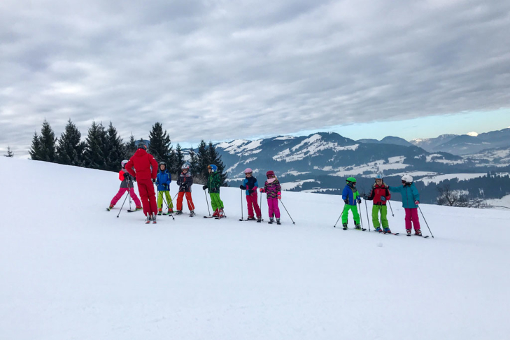 Kinderen op skiles in St. Johann in Tirol