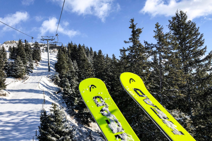 Skis in de skilift tijdens een zonnige dag