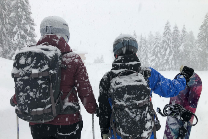 Wintersporters in de sneeuw in gerlos