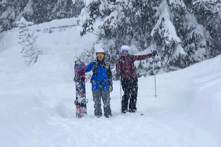 Skiër en snowboarder in de sneeuw op wintersport