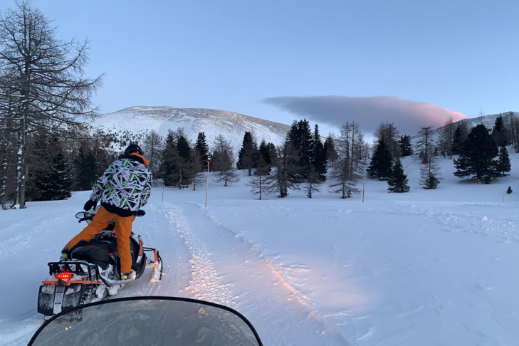 Tocht met een sneeuwscooter door landschap Turracher Höhe