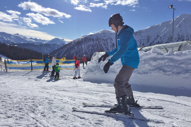 Een volwassene die leert skiën