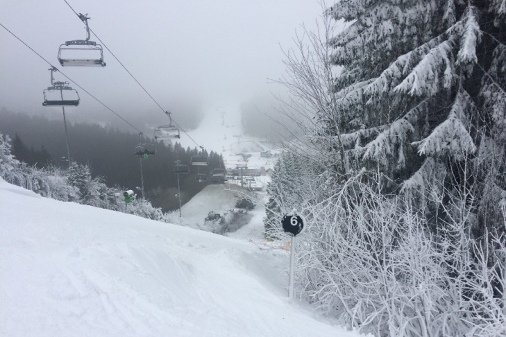 Webcambeeld Winterberg piste met sneeuw en een lift