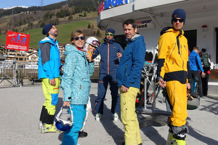 Wintersporters met zonnebril op