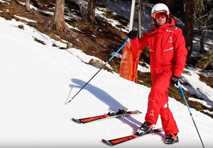 Skis aantrekken steile piste