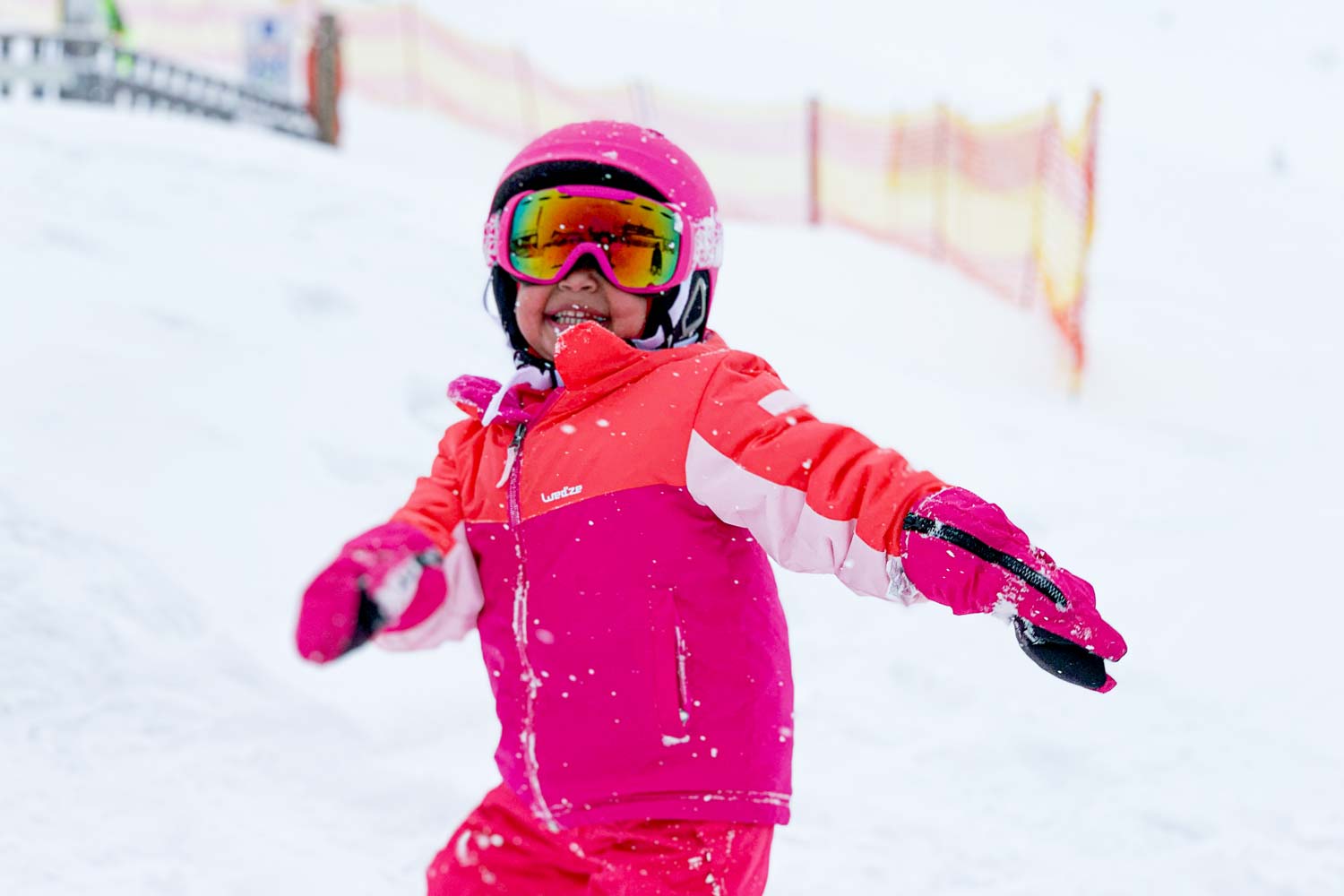 Kind in skikleding van Decathlon