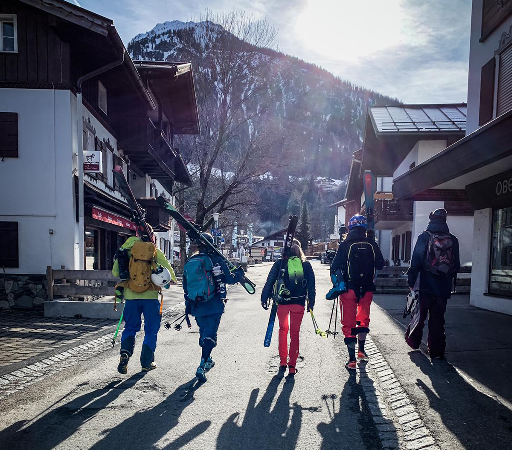 Wandelen door Oberstdorf met ski's