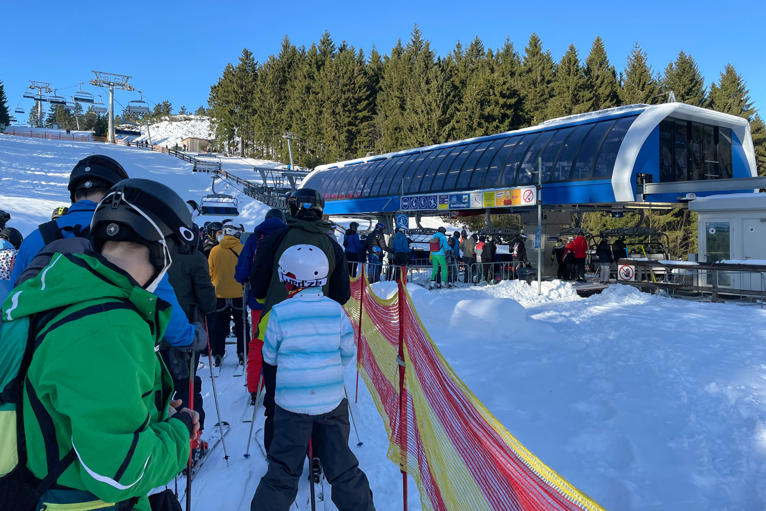Drukke weken wintersport skiseizoen 2022/2023 lange rij skilift