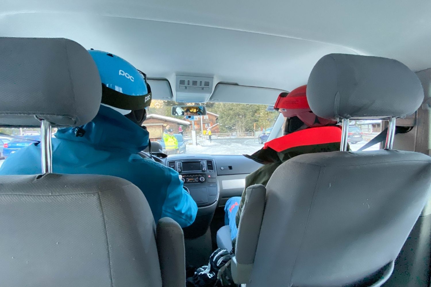 Skifahrer im Auto