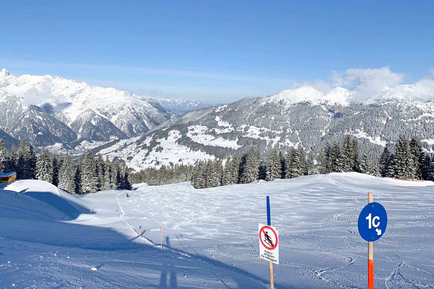 Hochjochtotale een van de blauwe pistes in het Montafon in Oostenrijk