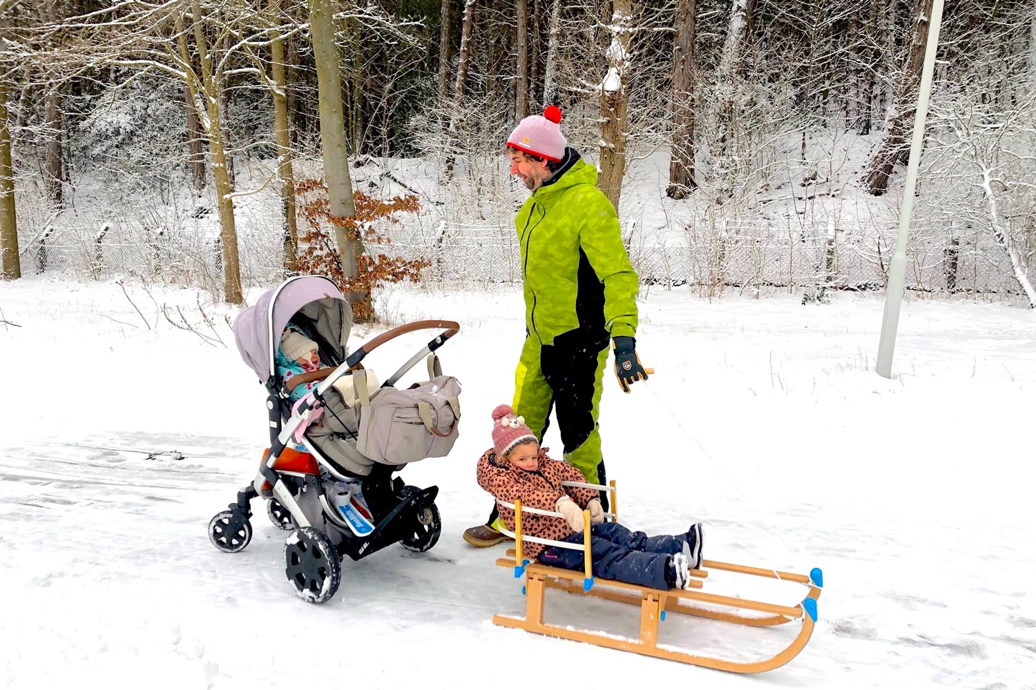 Met baby en peuter in de sneeuw