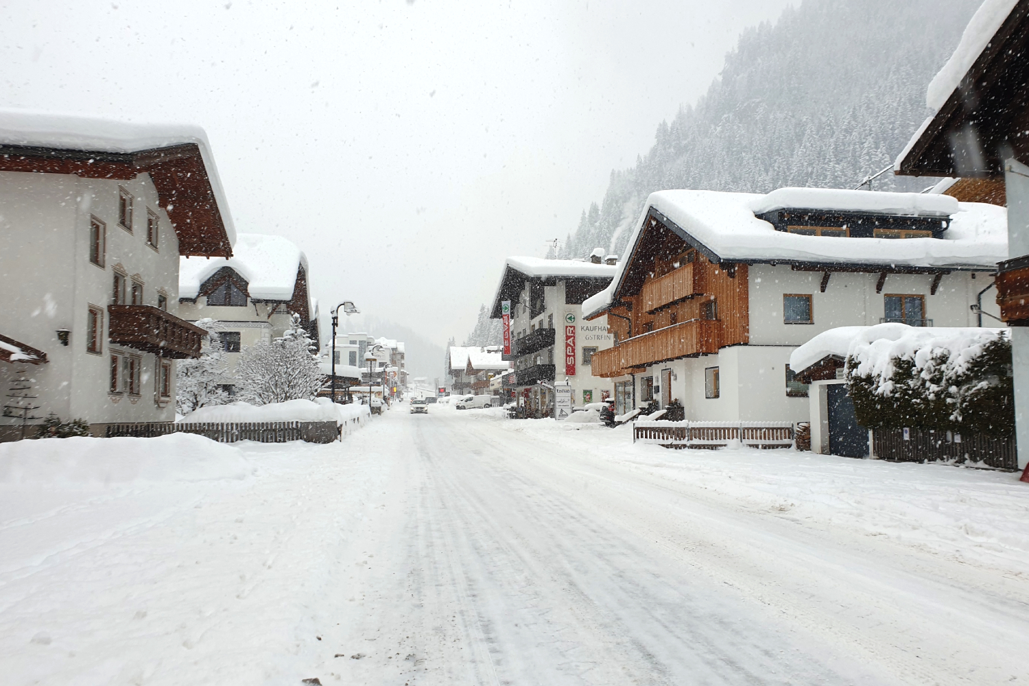 Schnee liegt in Skiorten in den Alpen