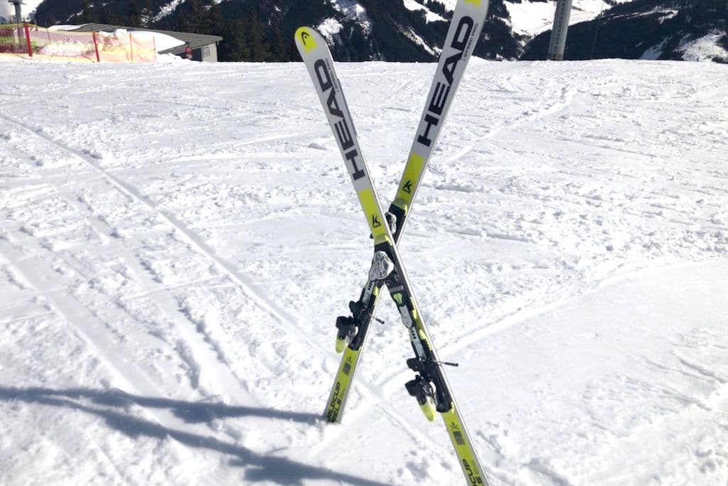 Skier in Kreuzform gesteckt