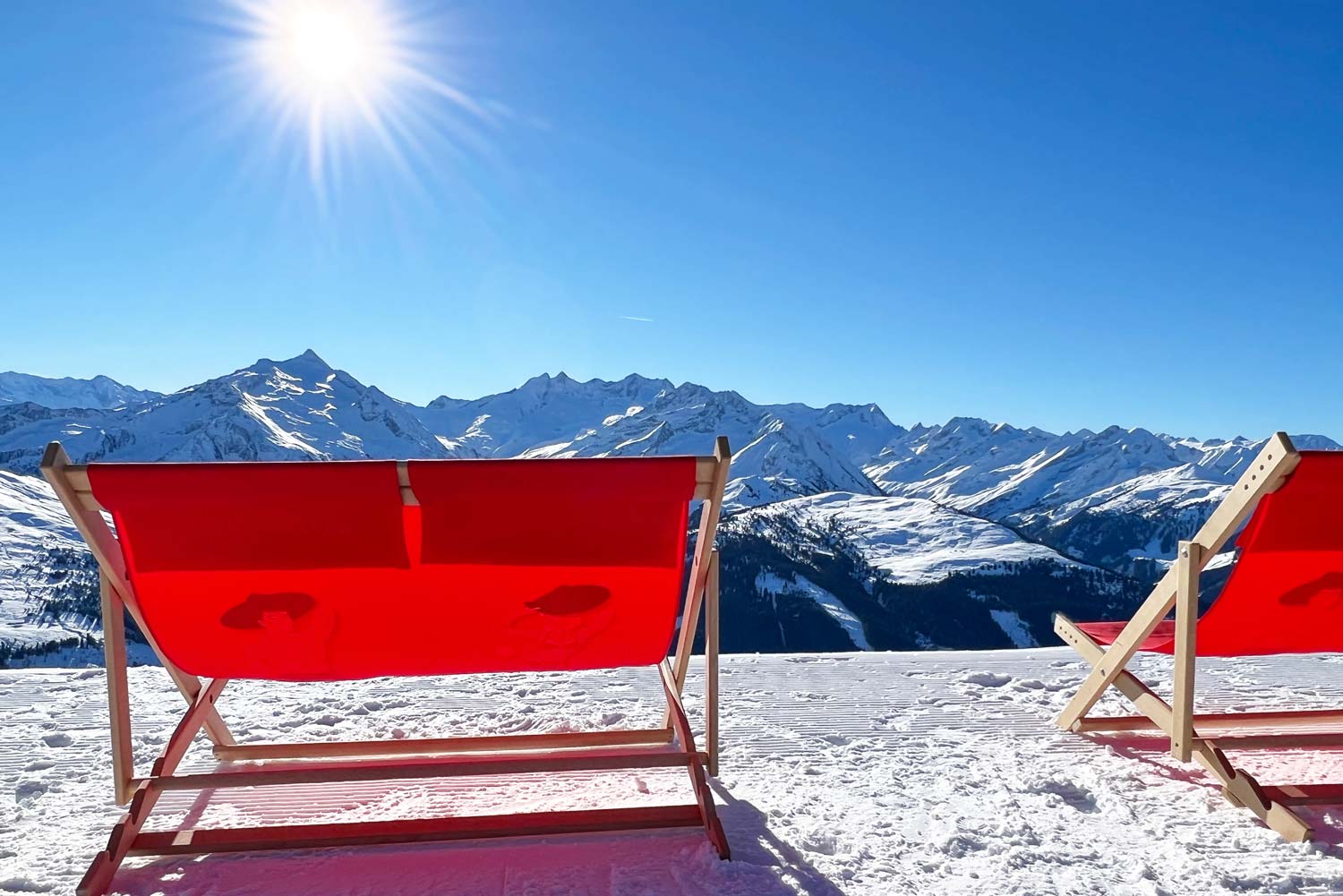 Ligstoeltjes in de zon op wintersport
