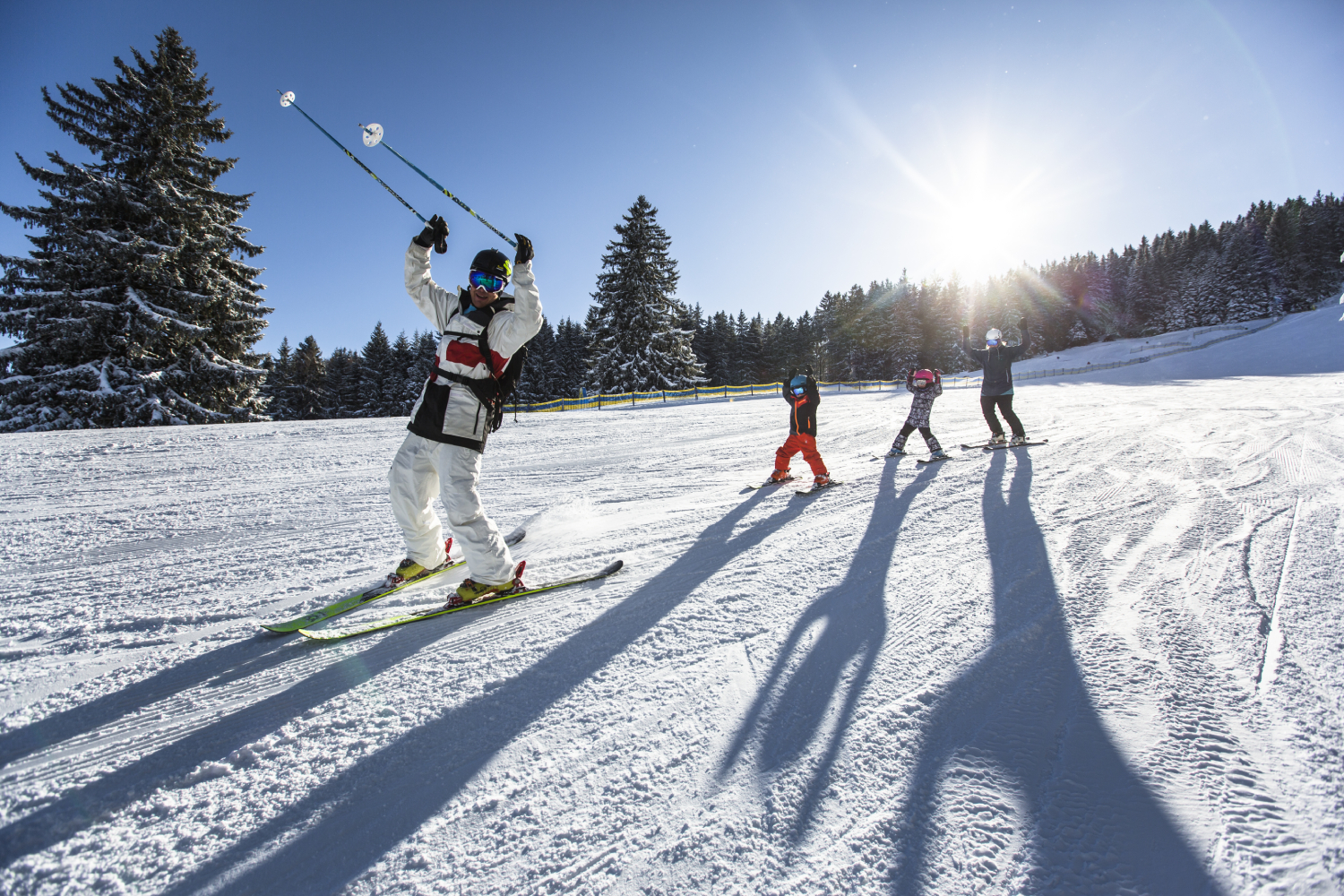 Skifahren mit Familie im Winterurlaub
