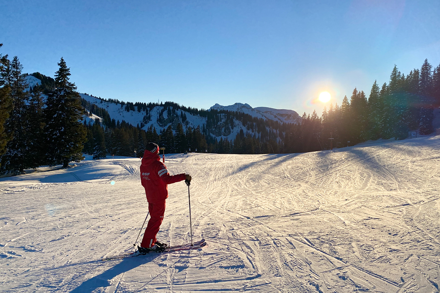 Skilehrer auf der Piste Les Portes du Soleil