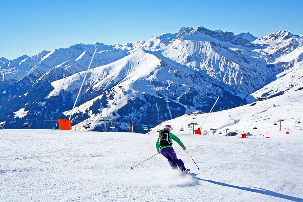 Ski fahren auf roter Piste