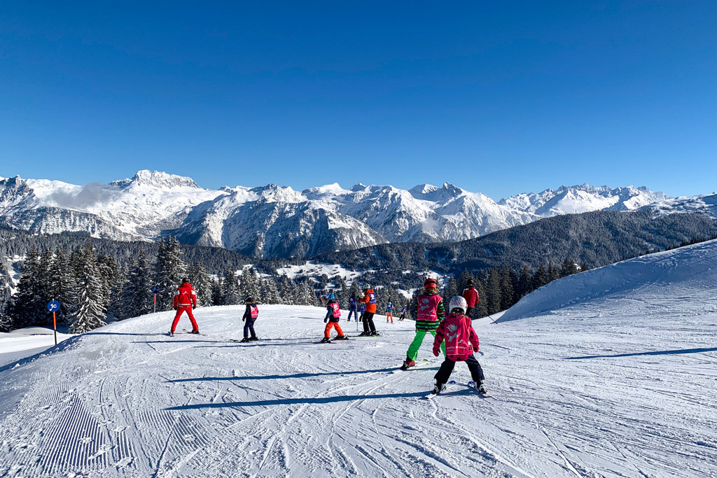 Kinderen skiles in skigebied
