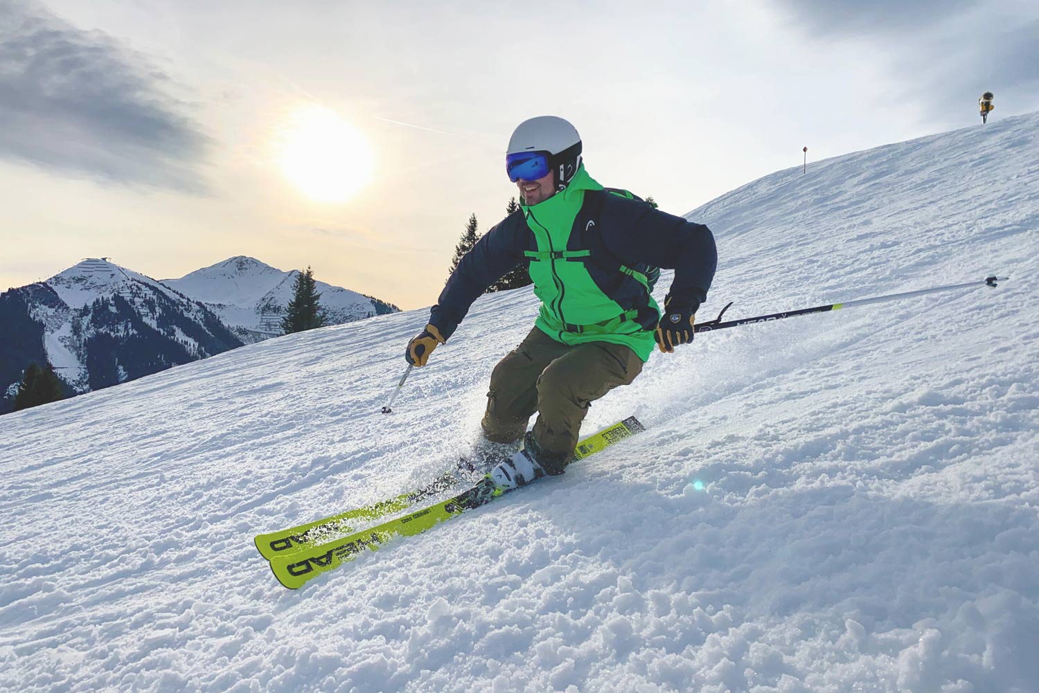 Druk op beide ski's tijdens skiën met papsneeuw