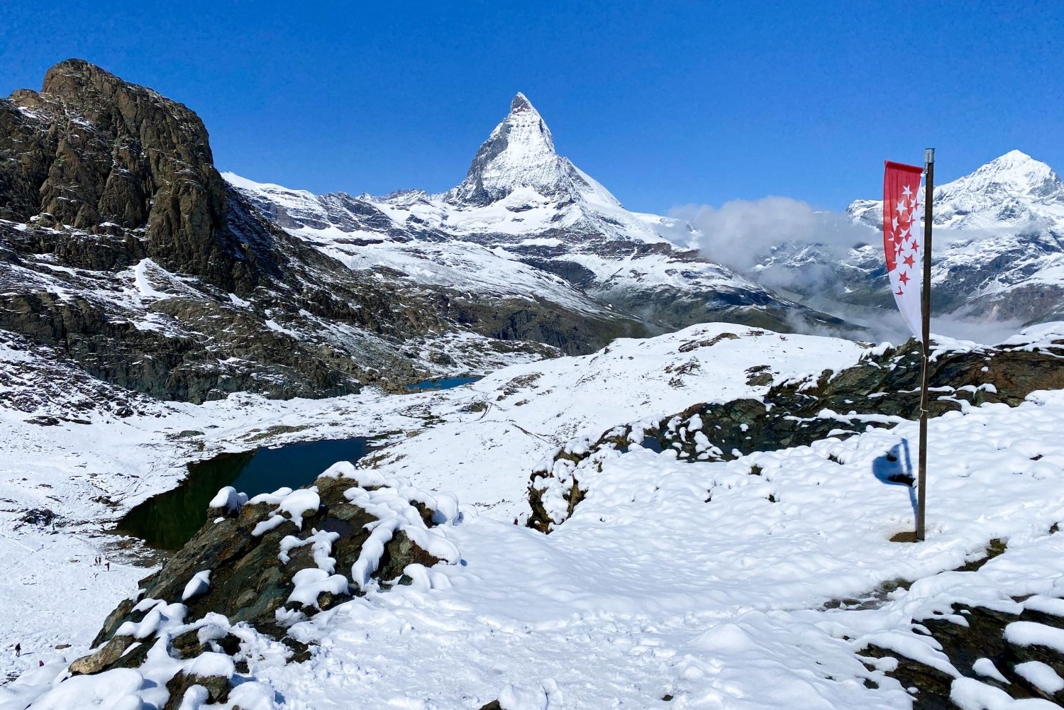 Skifahren mit Blick auf das Matterhorn