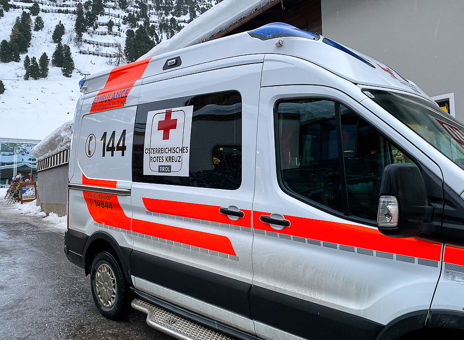 Krankenwagen im Skigebiet