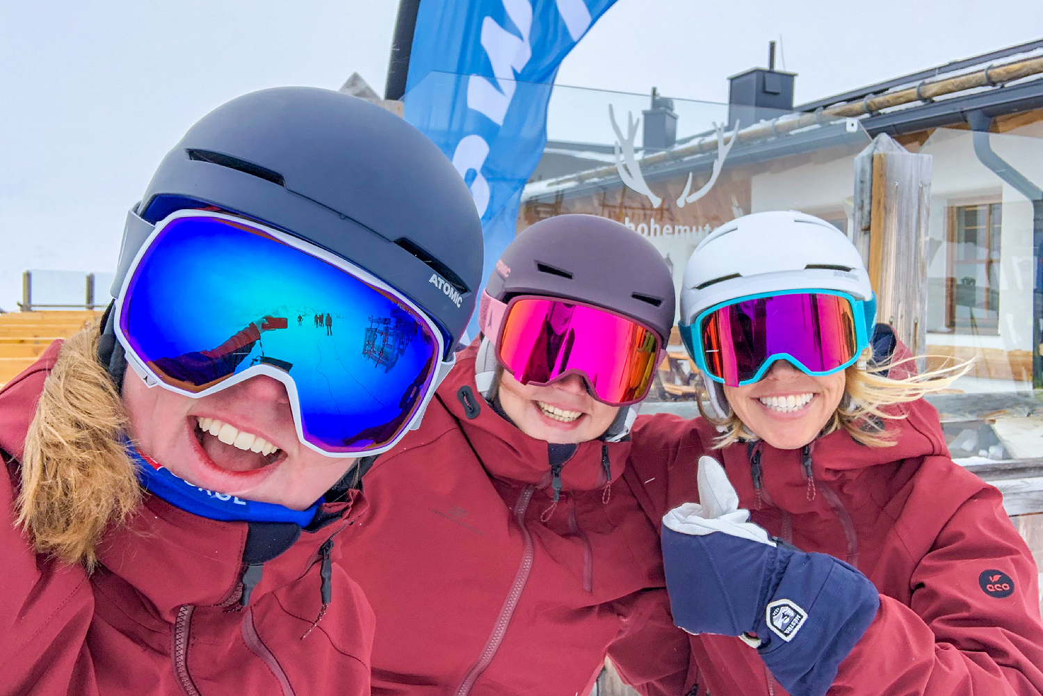 SkifahrerInnen mit Helm und Skibrille