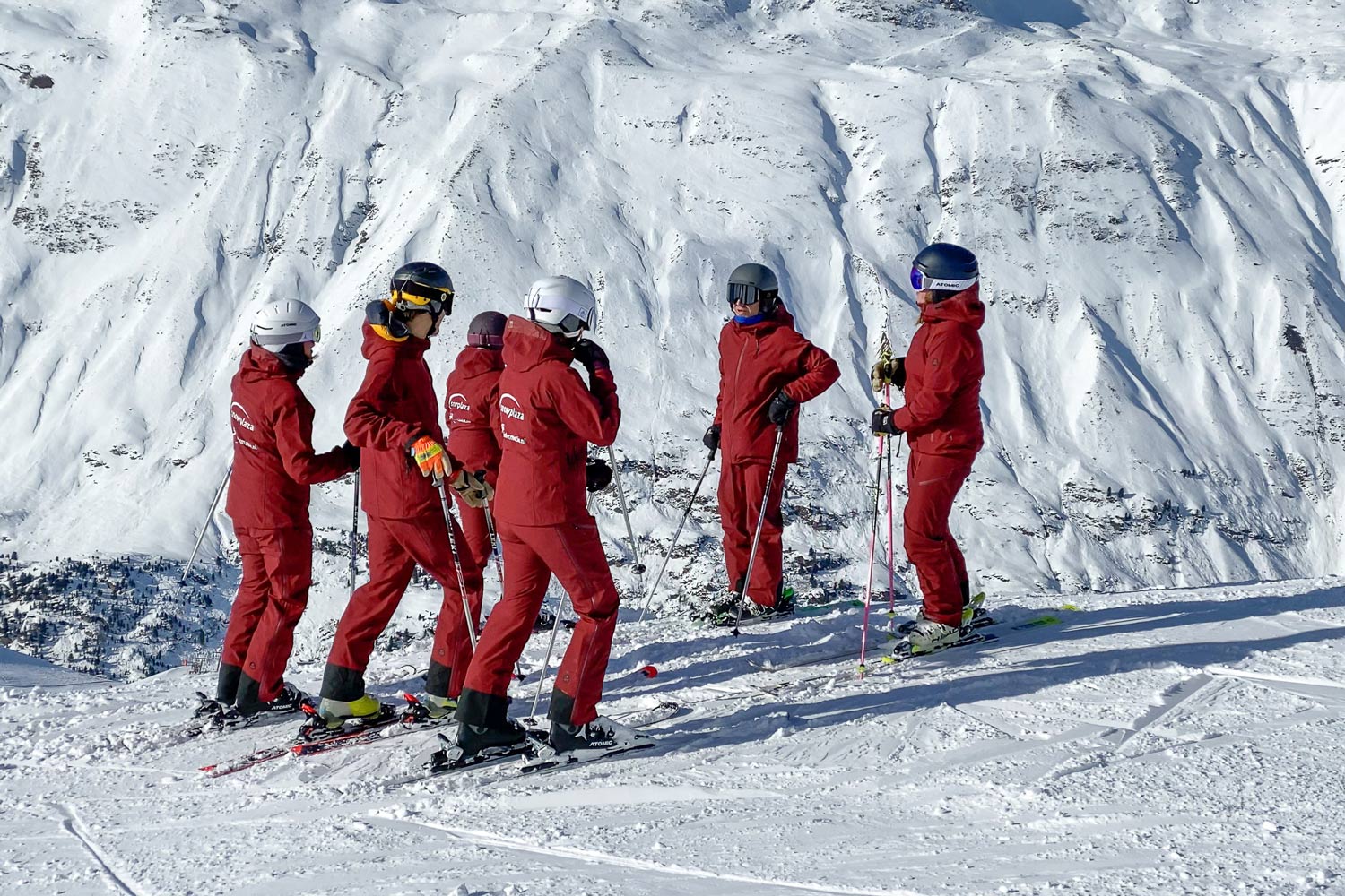Gruppe von Skifahrern auf der Piste