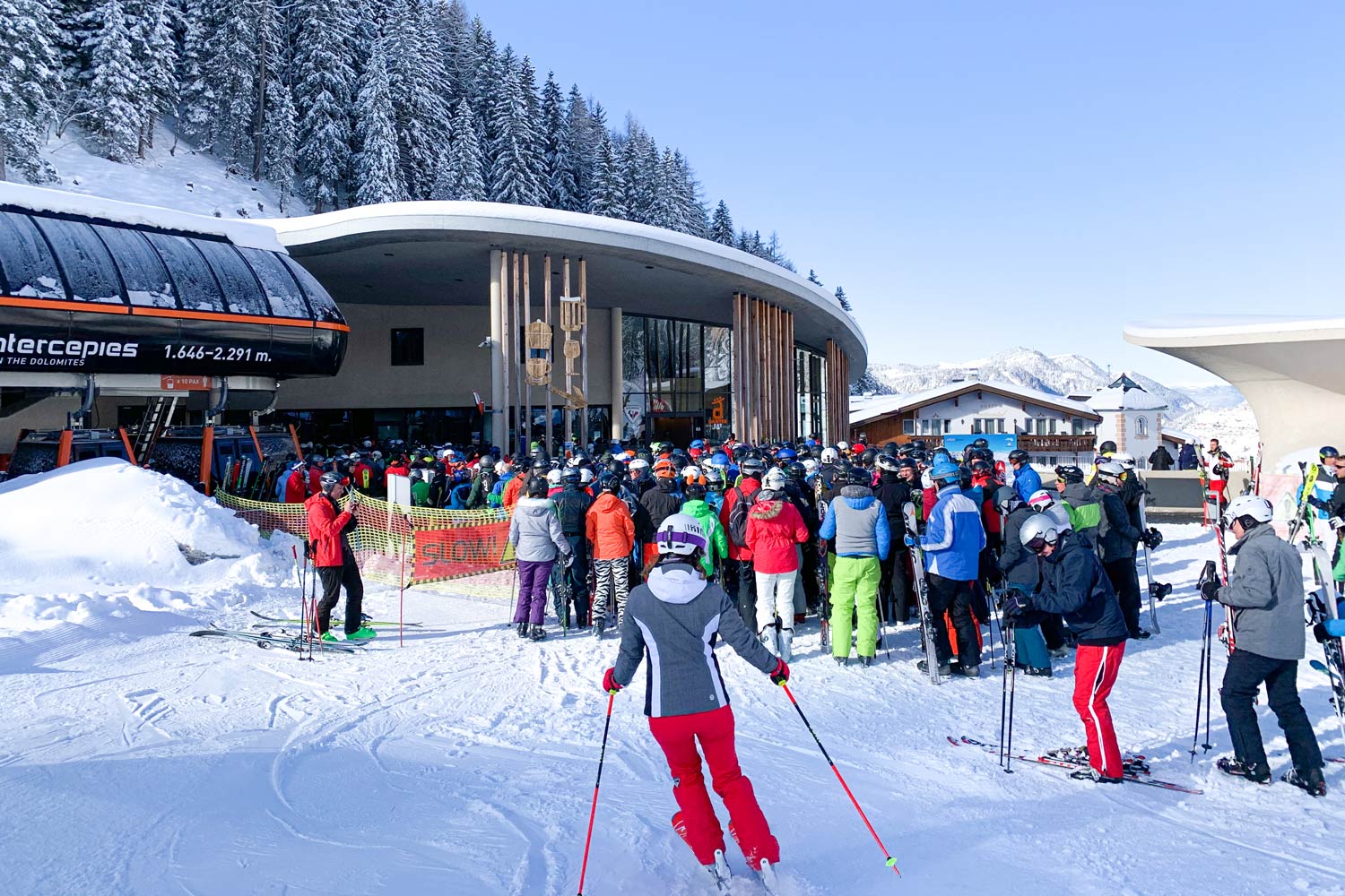 Lange rij voor skilift bij verse sneeuw