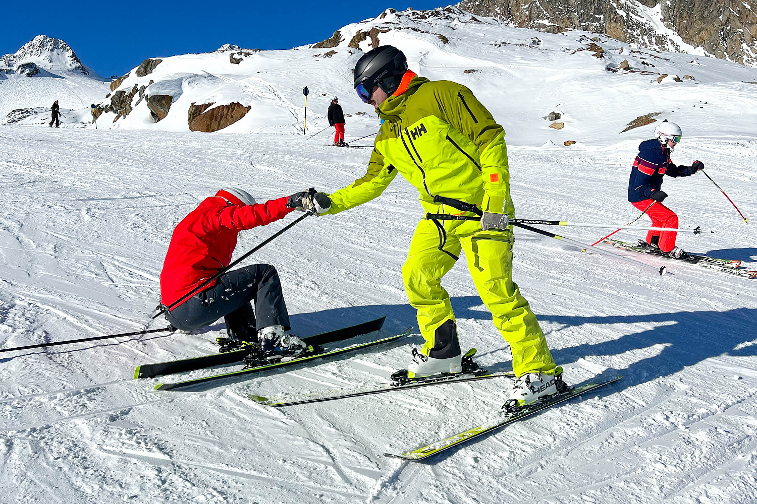 Hinfallen und wieder aufstehen beim Skifahren