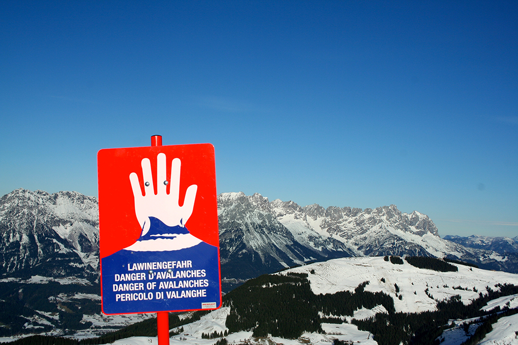 Hinweisschild Lawinengefahr freier Skiraum