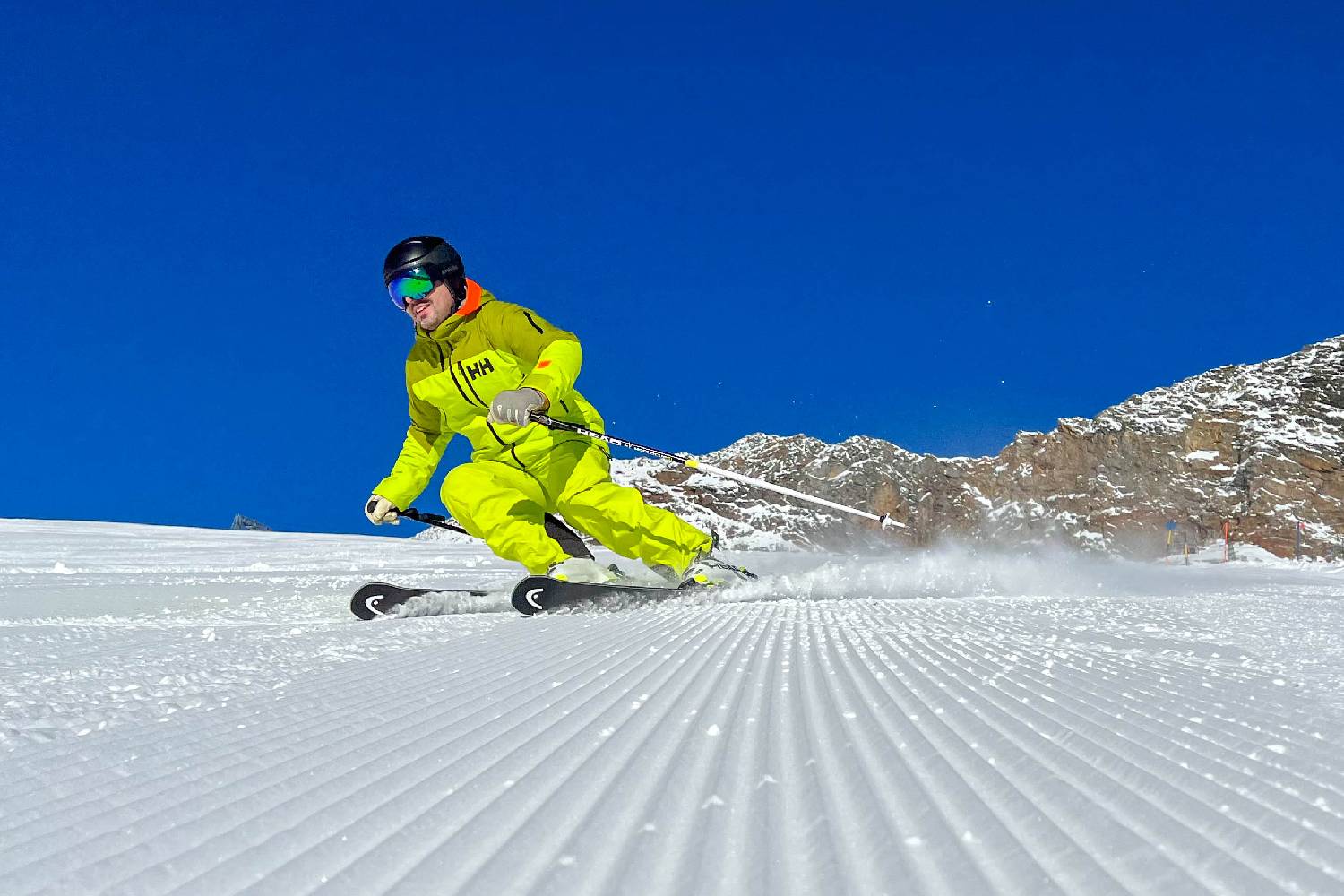 Schneller Skifahrer auf der Skipiste